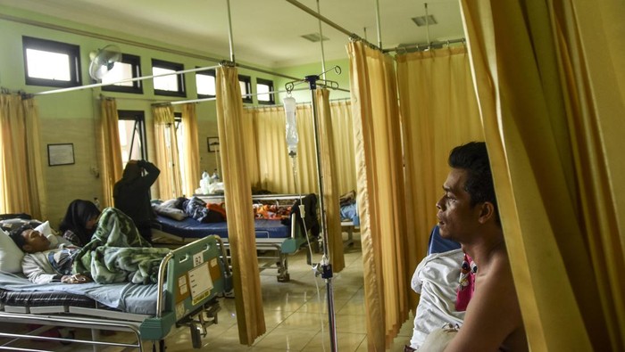 Apes! Puluhan Warga Dirawat Gegara Keracunan Makanan Saat Kondangan Dokter memeriksa kondisi korban keracunan makanan yang menjalani perawatan medis di Puskesmas Cihaurbeuti, Kabupaten Ciamis, Jawa Barat, Selasa (20/12/2022). Sebanyak 36 orang warga dari Dusun Pamokolan dan Sumberjaya, Kabupaten Ciamis mengalami keracunan yang diduga berasal dari makanan yang disajikan saat pernikahan warga setempat. ANTARA FOTO/Adeng Bustomi/wsj.