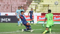 Keasikan menyerang pertahanan Arema FC lengah. Madura United berhasil memperbesar keunggulan menjadi 2-0 di menit ke-68. Tendangan jarak jauh pemain Madura United, Lulinha dengan apik merobek gawang Arema FC yang dikawal Adilson Maringa. Foto: Pius Erlangga/detikJateng