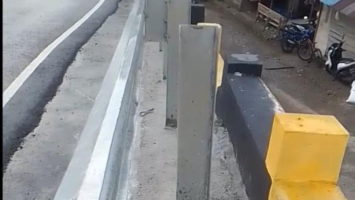 Bagian besi di jembatan Sicanang yang dicuri. (Foto: Istimewa)