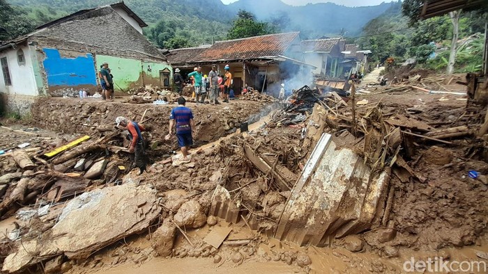 Banjir bandang terjang Sumedang. Banjir bandang terjang Sumedang.