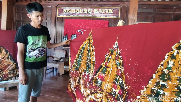 Batik motif Natal buatan perajin batik di Lendah, Kulon Progo, DIY, Selasa (20/12/2022).