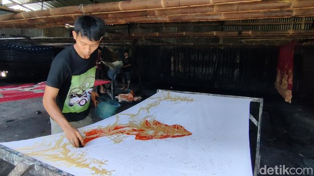 Batik motif Natal buatan perajin batik di Lendah, Kulon Progo, DIY, Selasa (20/12/2022).