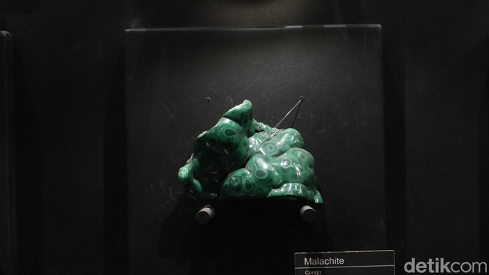 Batu Malakit di Museum Geologi Bandung.