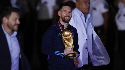 Bawa Trofi Piala Dunia, Messi Cs Tiba di Argentina