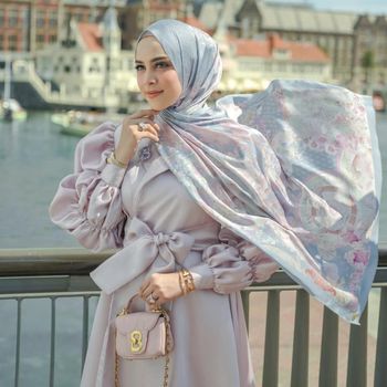 Brand hijab Buttonscarves, berhasil mencuri perhatian hijabers dengan ciri khas voal dan hijab motifnya.