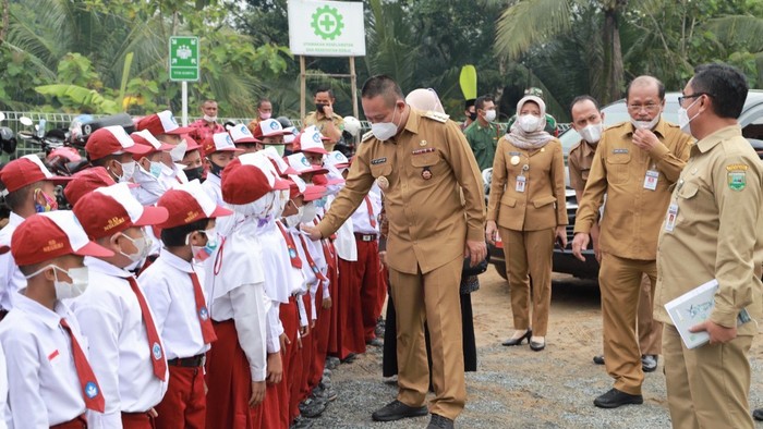 Pemerintah Kabupaten Kebumen melalui Keputusan Bupati Arif Sugiyanto memberikan beasiswa kepada 2.000 siswa/siswi sekolah dasar negeri/swasta di lingkup Kabupaten Kebumen.