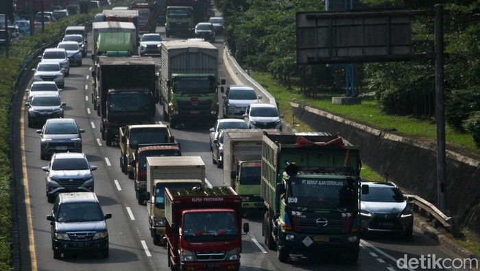 Sejumlah truk melintas di Tol JORR, Jakarta, Selasa (20/12/2022). Angkutan barang bakal dibatasi pergerakannya saat libur Natal dan Tahun Baru 2023, terutama untuk truk-truk besar yang ingin melewati jalan tol dan non tol.