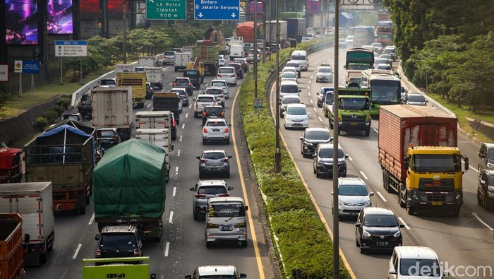 Sejumlah truk melintas di Tol JORR, Jakarta, Selasa (20/12/2022). Angkutan barang bakal dibatasi pergerakannya saat libur Natal dan Tahun Baru 2023, terutama untuk truk-truk besar yang ingin melewati jalan tol dan non tol.