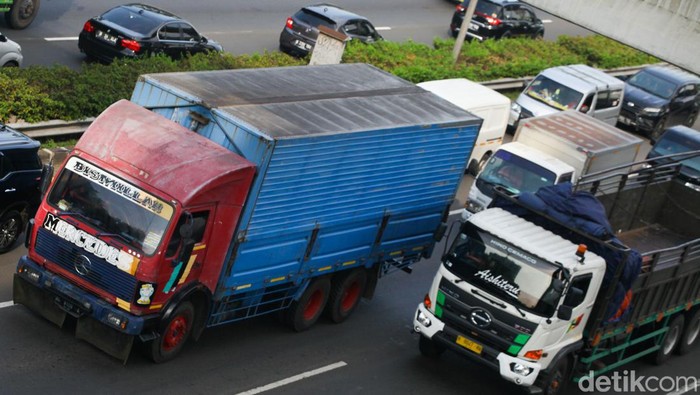 Sejumlah truk melintas di Tol JORR, Jakarta, Selasa (20/12/2022). Angkutan barang bakal dibatasi pergerakannya saat libur Natal dan Tahun Baru 2023, terutama untuk truk-truk besar yang ingin melewati jalan tol dan non tol.