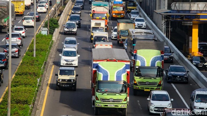 Sejumlah truk melintas di Tol JORR, Jakarta, Selasa (20/12/2022). Angkutan barang bakal dibatasi pergerakannya saat libur Natal dan Tahun Baru 2023, terutama untuk truk-truk besar yang ingin melewati jalan tol dan non tol.