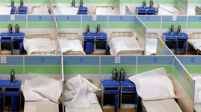 COVID-19 kembali merebak di China. Salah satu gedung olahraga pun disiapkan untuk menangani pasien COVID-19 di Beijing.