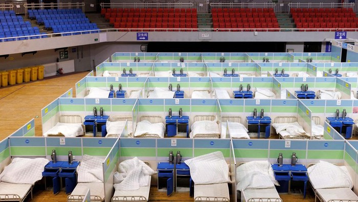 COVID 'Ngamuk' Lagi, GOR Disiapkan untuk Tangani Pasien di Beijing COVID-19 kembali merebak di China. Salah satu gedung olahraga pun disiapkan untuk menangani pasien COVID-19 di Beijing.
