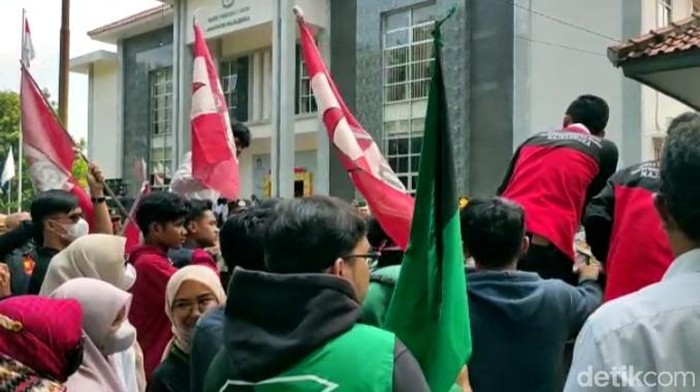 Demo mahasiswa Majalengka di Kantor KPU.