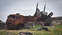Pulau Ular menjadi simbol perlawanan Ukraina setelah komunikasi radio menjadi viral di awal invasi Rusia, di mana tentara Ukraina menggunakan sumpah serapah untuk menolak permintaan sebuah kapal perang Rusia untuk menyerah.