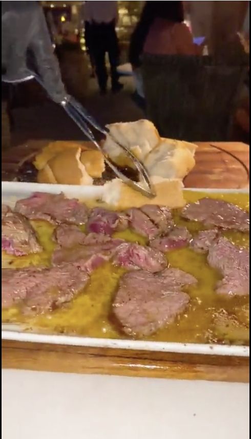 Dikritik Lagi, Salt Bae's Dianggap Sajikan Steak dengan Cara 'Menjijikkan'