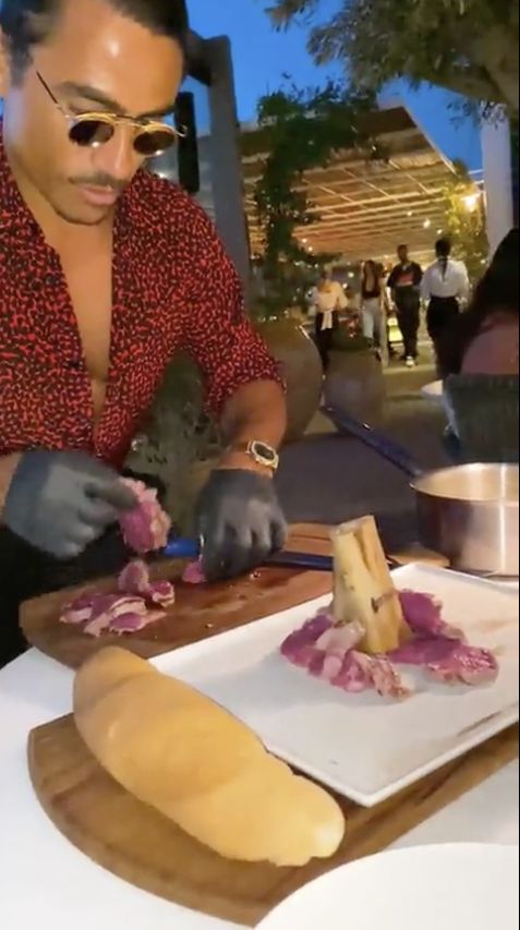 Dikritik Lagi, Salt Bae's Dianggap Sajikan Steak dengan Cara 'Menjijikkan'