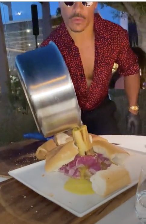 Dikritik Lagi, Salt Bae's Dianggap Sajikan Steak dengan Cara 'Menjijikkan'