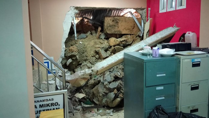Dinding kantor Disperindag Anambas yang jebol akibat material longsor. (Foto: Dok BDBP Kepri)