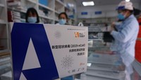 Saat kasus COVID-19 melonjak di China, antigen menjadi salah satu barang yang diburu warga.   