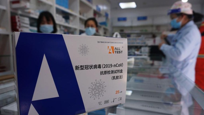 COVID-19 masih merajalela di negara China. Warga rela antre berdesakan untuk membeli reagen antigen COVID-19 di sebuah apotek.