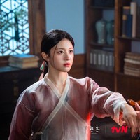 Go Yoon Jung mencuri perhatian sebagai pemeran Jin Bu Yeon dalam drama Korea Alchemy of Souls 2. Beredar pula tuduhan Go Yoon Jung melakukan oplas saat SMA. Foto: Dok. tvN