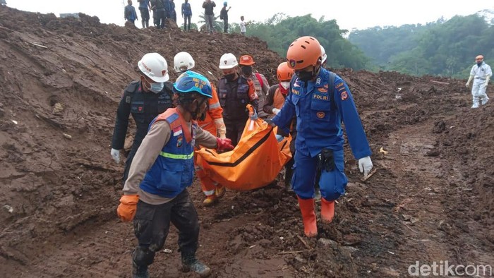 Dua jenazah berhasil ditemukan di titik longsoran Desa Cijedil Kecamatan Cugenang