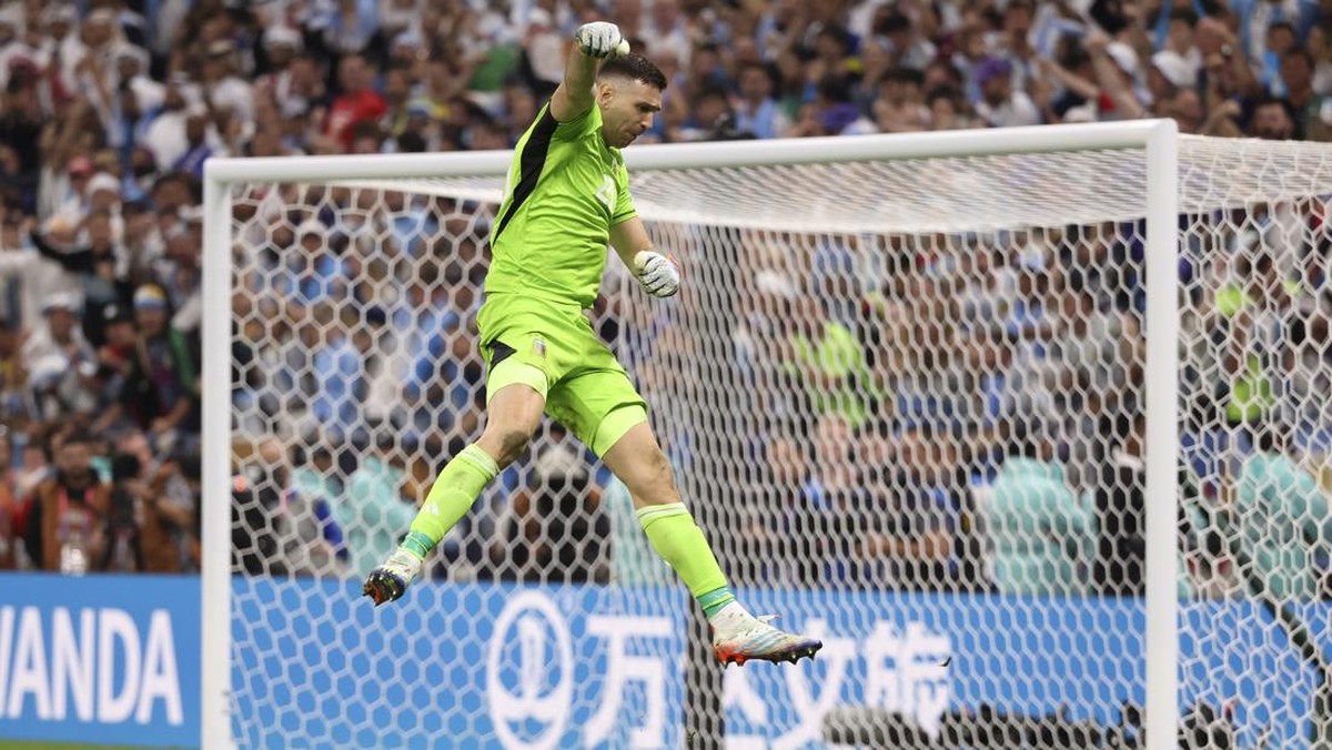 Emiliano Martinez krusial dalam sukses Argentina juara Piala Dunia 2022. (Foto: Getty Images/Jean Catuffe)