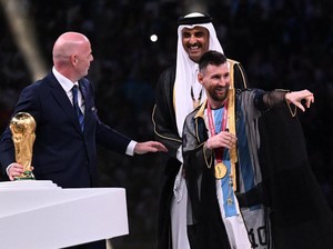 7 Fakta Emir Qatar yang Disorot Setelah Pakaikan Jubah Bisht ke Messi