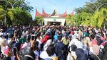 Potret Meriah Ramainya Massa Sambut Erick Thohir di Sumbar
