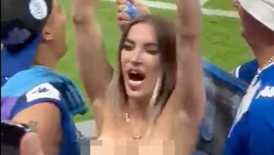Foto: Aksi Suporter Buka-bukaan di Laga Bola, yang Bugil pun Ada!