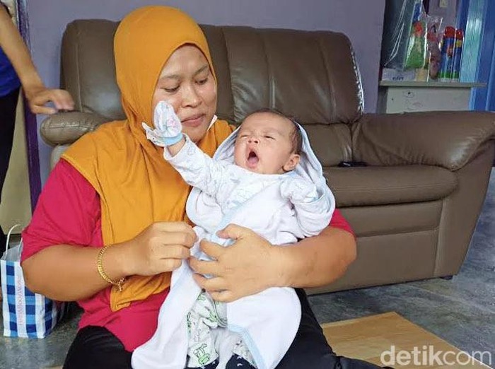 Foto ibu tunggal Amisah Mohd Isa berjuang menghidupi kelima anaknya, viral di media sosial. Foto ibu tunggal Amisah Mohd Isa berjuang menghidupi kelima anaknya, viral di media sosial.