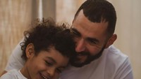 Karim Benzema merupakan sosok yang hangat dengan keluarganya. Mengajak anaknya minum kopi, ia memesankan babyccino untuk buah hatinya. Foto: Instagram/karimbenzema
