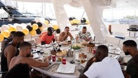 Bersama rekan-rekannya, Karim Benzema juga senang hangout dengan gaya mewah, Menyewa kapal pesiar, mereka menikmati makan siang yang nikmat. Foto: Instagram/karimbenzema