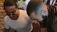Karim Benzema pernah menyambangi restoran steak milik Salt Bae. Di sana dirinya dipersilahkan langsung untuk memotong steak berlapis emas. Foto: Instagram/karimbenzema