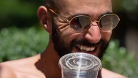 Ketika kepanasan dirinya juga memilih untuk minum es kopi yang segar. Ia tampak bahagia mendinginkan tubuhnya dengan segelas es americano. Foto: Instagram/karimbenzema