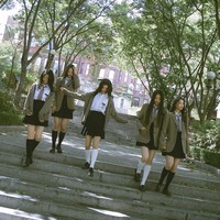 Sejumlah netizen Korea kini menyorot gaya preppy yang ditampilkan personel NewJeans dengan koleksi blazer, kardigan oversized, pleated skirt, hingga sepatu loafers yang melengkapi penampilannya. Foto: dok. HYBE