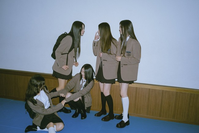 Video klip Ditto yang dirilis Senin (19/12/2022) menampilkan personel NewJeans Minji, Hanni, Danielle, Haerin, dan Hyein memakai seragam SMA vintage. Foto: dok. HYBE