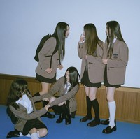 Video klip Ditto yang dirilis Senin (19/12/2022) menampilkan personel NewJeans Minji, Hanni, Danielle, Haerin, dan Hyein memakai seragam SMA vintage. Foto: dok. HYBE