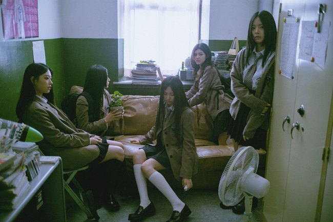 “Aku langsung memikirkan seragam vintage Korea dan seragam dari Inggris,” “Mereka benar-benar menafsirkan seragam vintage dengan baik dan terlihat trendy di saat yang sama,” komentar sejumlah netizen Korea di forum online. Foto: dok. HYBE