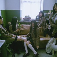“Aku langsung memikirkan seragam vintage Korea dan seragam dari Inggris,” “Mereka benar-benar menafsirkan seragam vintage dengan baik dan terlihat trendy di saat yang sama,” komentar sejumlah netizen Korea di forum online. Foto: dok. HYBE