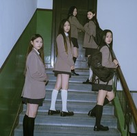 Dalam foto-foto yang dirilis HYBE, sejumlah personel NewJeans memakai koleksi tas sekolah keluaran brand Kanada, Arcteryx. Minji memakai ‘Mantis 26 Backpack’ seharga $149 atau Rp 2,3 jutaan. Sedangkan Danielle memakai Heliad 15 Backpack seharga $60 atau Rp 938 ribuan. Foto: dok. HYBE