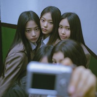 Grup KPop jebolan HYBE itu dinilai berhasil menghidupkan gaya anak SMA Korea Selatan yang populer di tahun 90an dan membuat netizen Korea bernostalgia. Foto: dok. HYBE