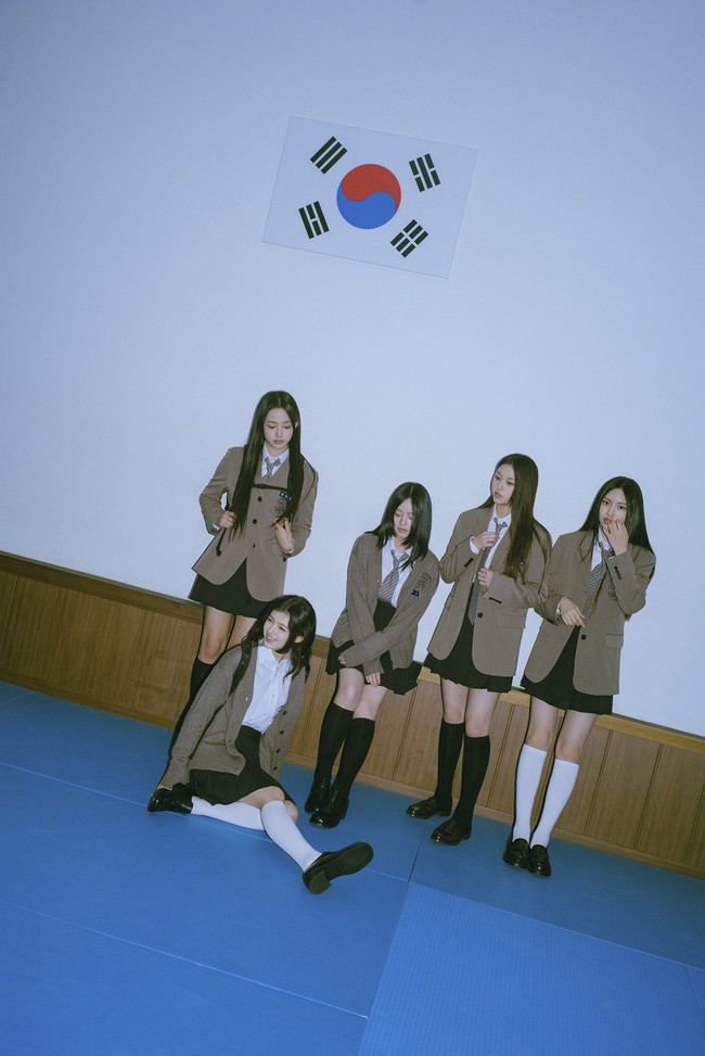 Para personel NewJeans juga memakai koleksi loafers Derby Shoes dari Armamento. Dan tiga koleksi loafers dari Haruta yaitu Square Penny Loafer Black, Vintage Penny Loafer Brown, Square Penny Loafer Brown. Foto: dok. HYBE