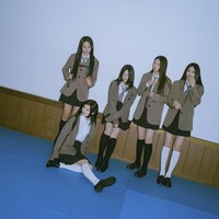 Para personel NewJeans juga memakai koleksi loafers Derby Shoes dari Armamento. Dan tiga koleksi loafers dari Haruta yaitu Square Penny Loafer Black, Vintage Penny Loafer Brown, Square Penny Loafer Brown. Foto: dok. HYBE