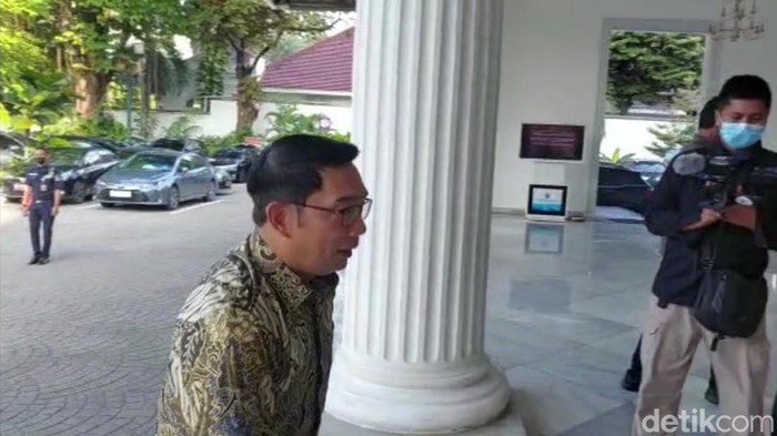 Gubernur Jawa Barat (Jabar) Ridwan Kamil mendatangi Balai Kota Jakarta untuk bertemu Pj Gubernur DKI Heru Budi Hartono (Tiara Aliya/detikcom)