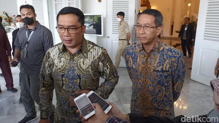 Gubernur Jawa Barat Ridwan Kami dan Pj Gubernur DKI Jakarta Heru Budi Hartono. (Tiara/detikcom)