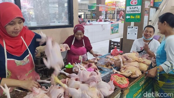 Penjual daging ayam di Pasar Muntilan Kabupaten Magelang.