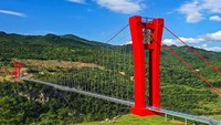 Diakui oleh Guinness World Records sebagai jembatan berlantai kaca terpanjang di dunia. Panjangnya 1726 kaki atau 526,14 meter.