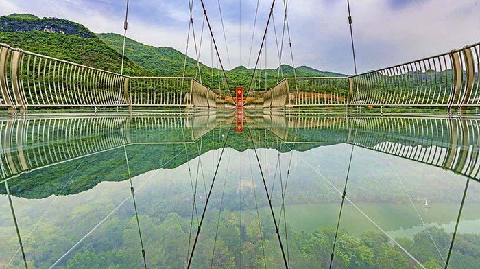 Hiii, China Punya Jembatan Kaca Terpanjang di Dunia, Berani Lewat? China baru saja menyelesaikan jembatan berlantai kaca terpanjang di dunia yang terletak di Lianjiang, Provinsi Guangdong. Begini penampakannya.
