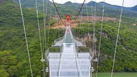 Jembatan membentang di Sungai Lianjiang. Jembatan ini membentang di tebing dan sungai pada ketinggian 659,5 kaki (201 meter).